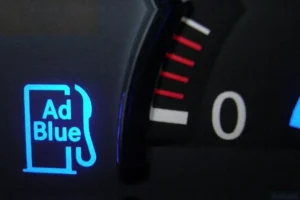 Tableau de bord d’un véhicule diesel affichant une alerte AdBlue, indiquant le niveau de l'ad blue diesel et la nécessité de remplissage.