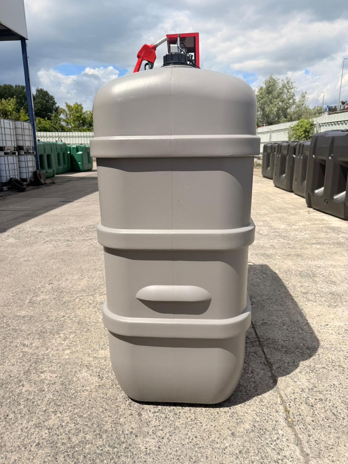 mazouttank-2000-liter-dubbelwandig-met-pomp-uv-proof-dieseltank-2000-liter-met-pomp-voorbeeld-zijkant