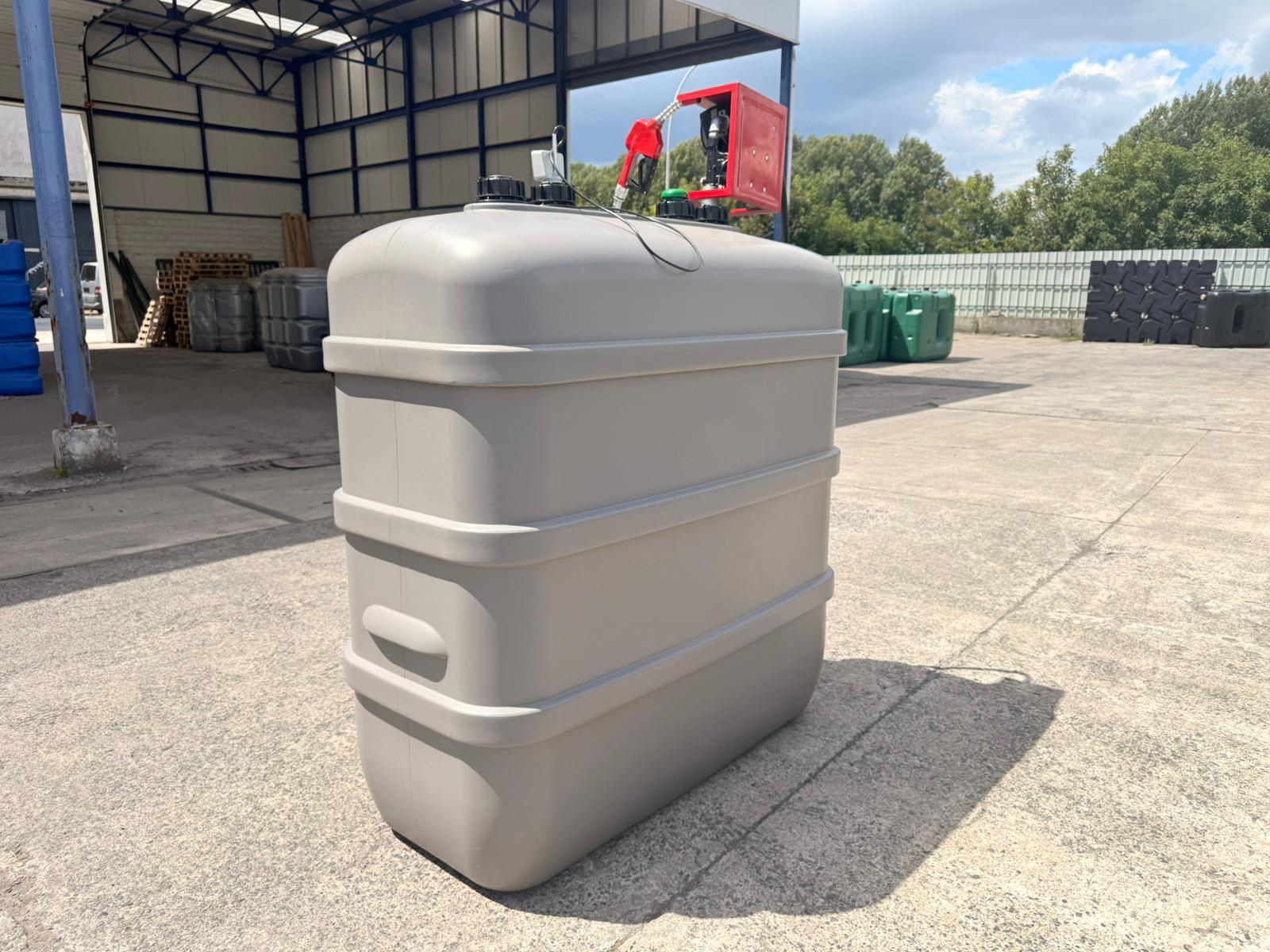 mazouttank-2000-liter-dubbelwandig-met-pomp-uv-proof-dieseltank-2000-liter-voorbeeld-tank-achterkant