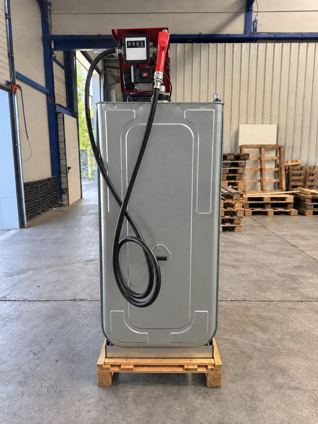 Cuve à mazout galvanisée 1000L avec pompe – vue latérale sur palette