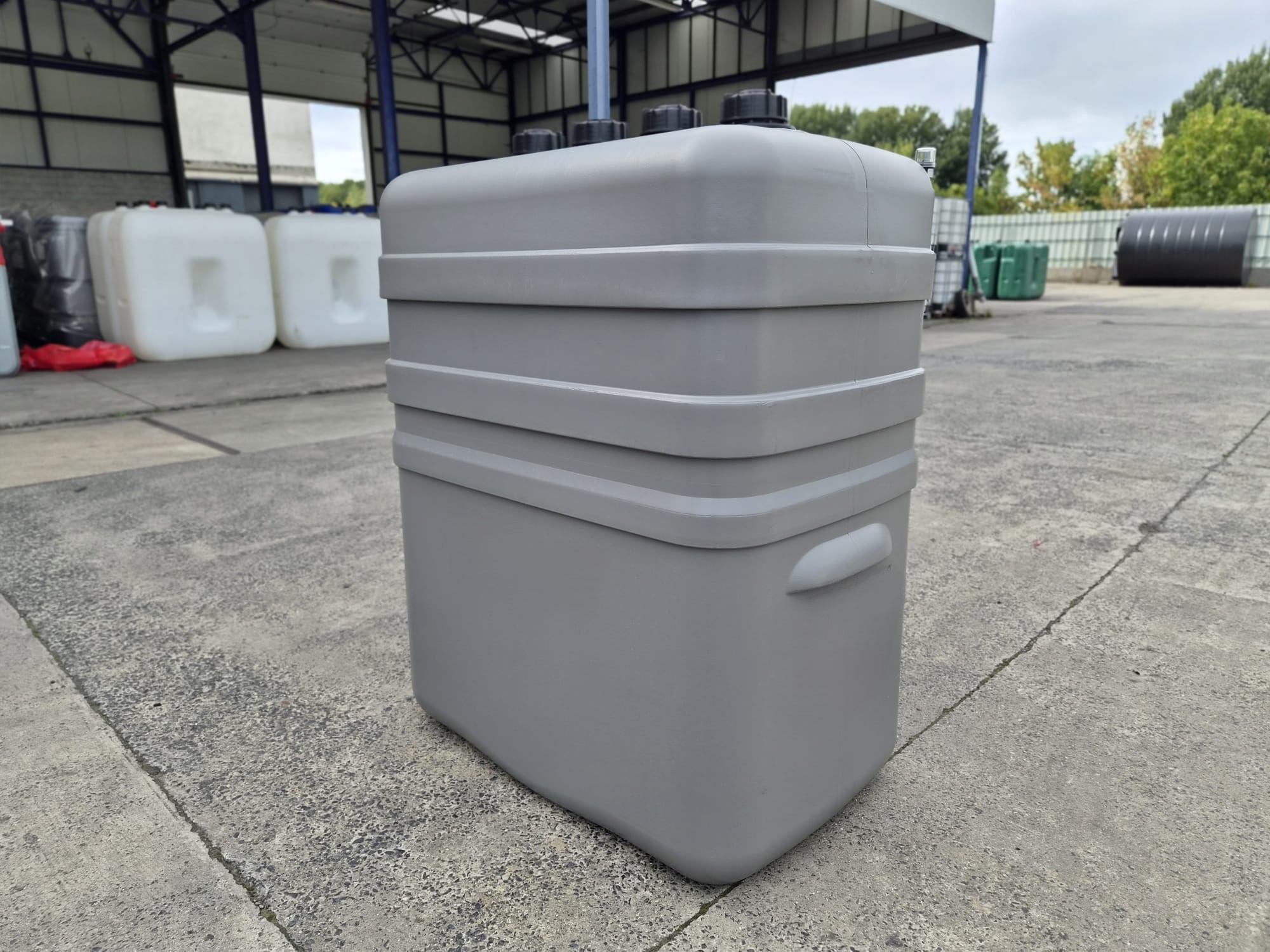 Cuve à mazout 700 litres à double paroi, vue 3/4 avec les bouchons de raccordement