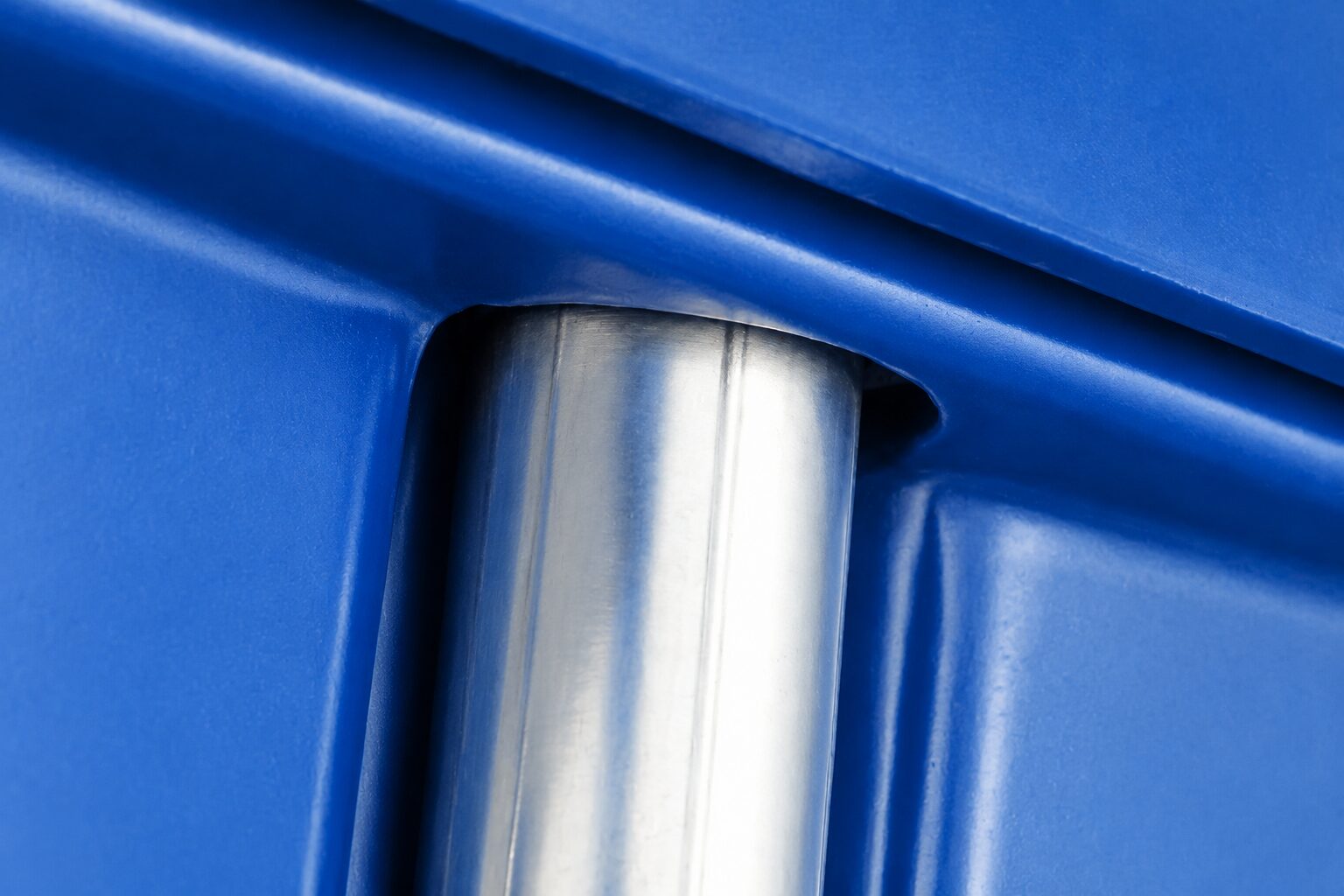Détail du cerclage en acier galvanisé de la cuve mazout PE 2500 litres bleue