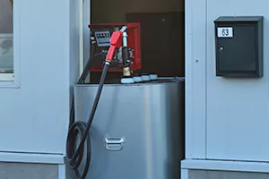 Cuve à mazout étroite avec pompe installée contre un mur