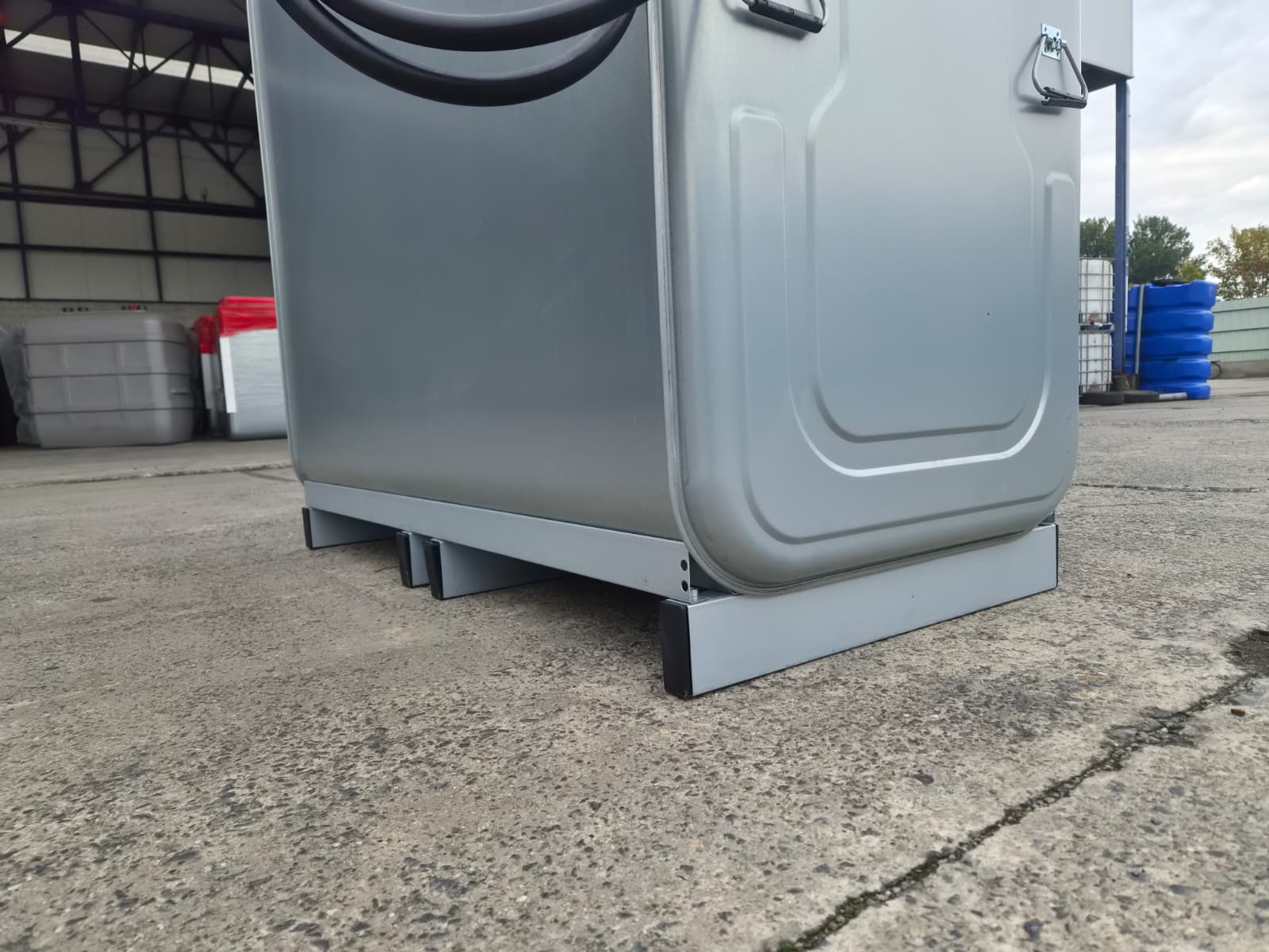 Pied en acier de la cuve à mazout galvanisée 1500 litres avec pompe, vue oblique