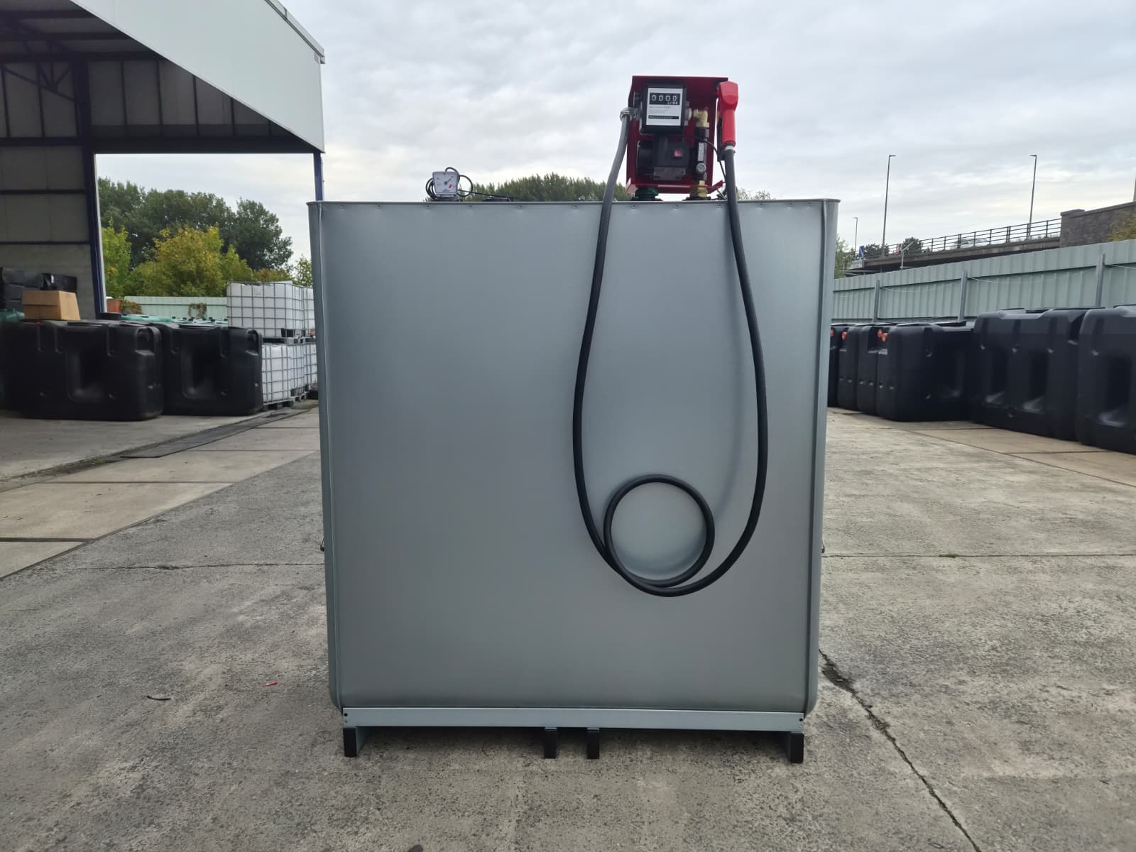 Cuve à mazout galvanisée 1500 litres avec pompe, vue latérale côté long