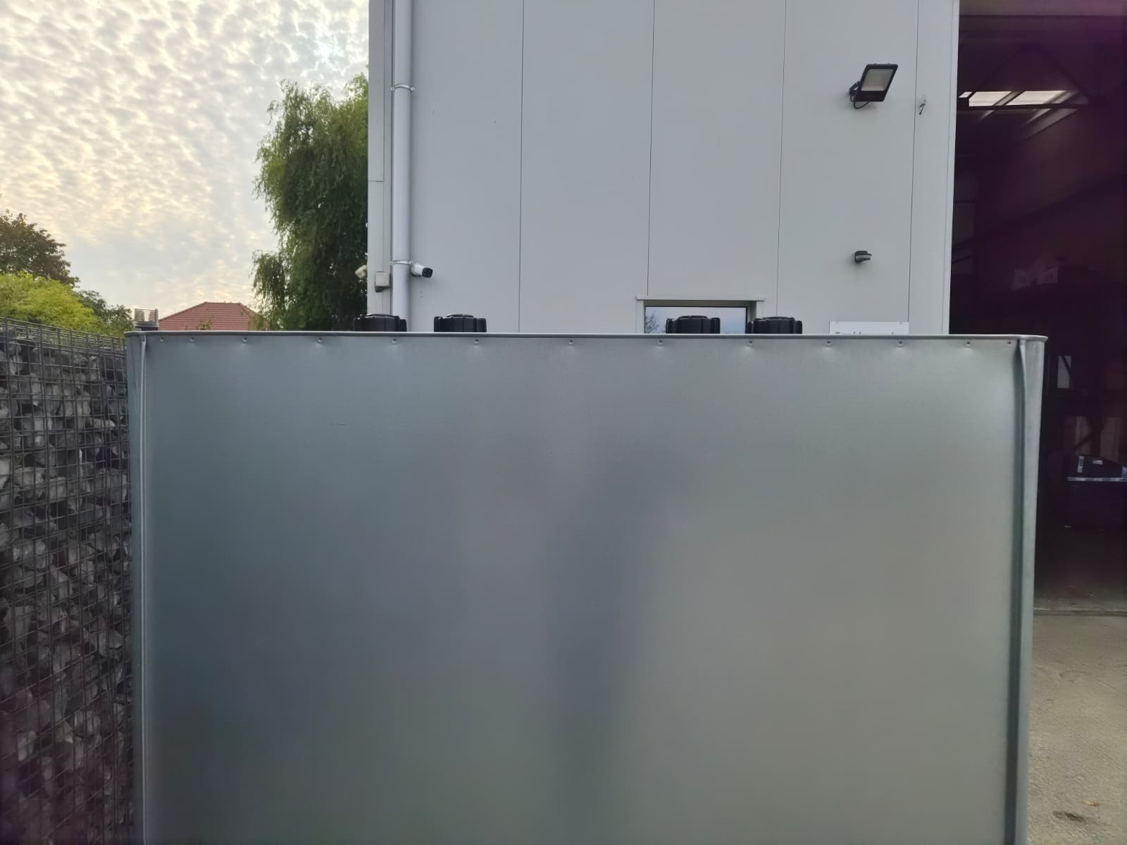 Détail du dessus sur le côté de la cuve à mazout galvanisée 1500 litres