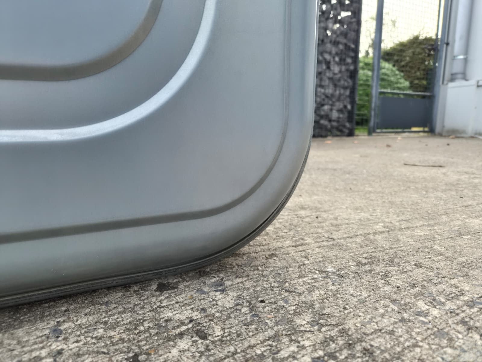 Détail d'angle sur le côté de la cuve à mazout galvanisée 1500 litres