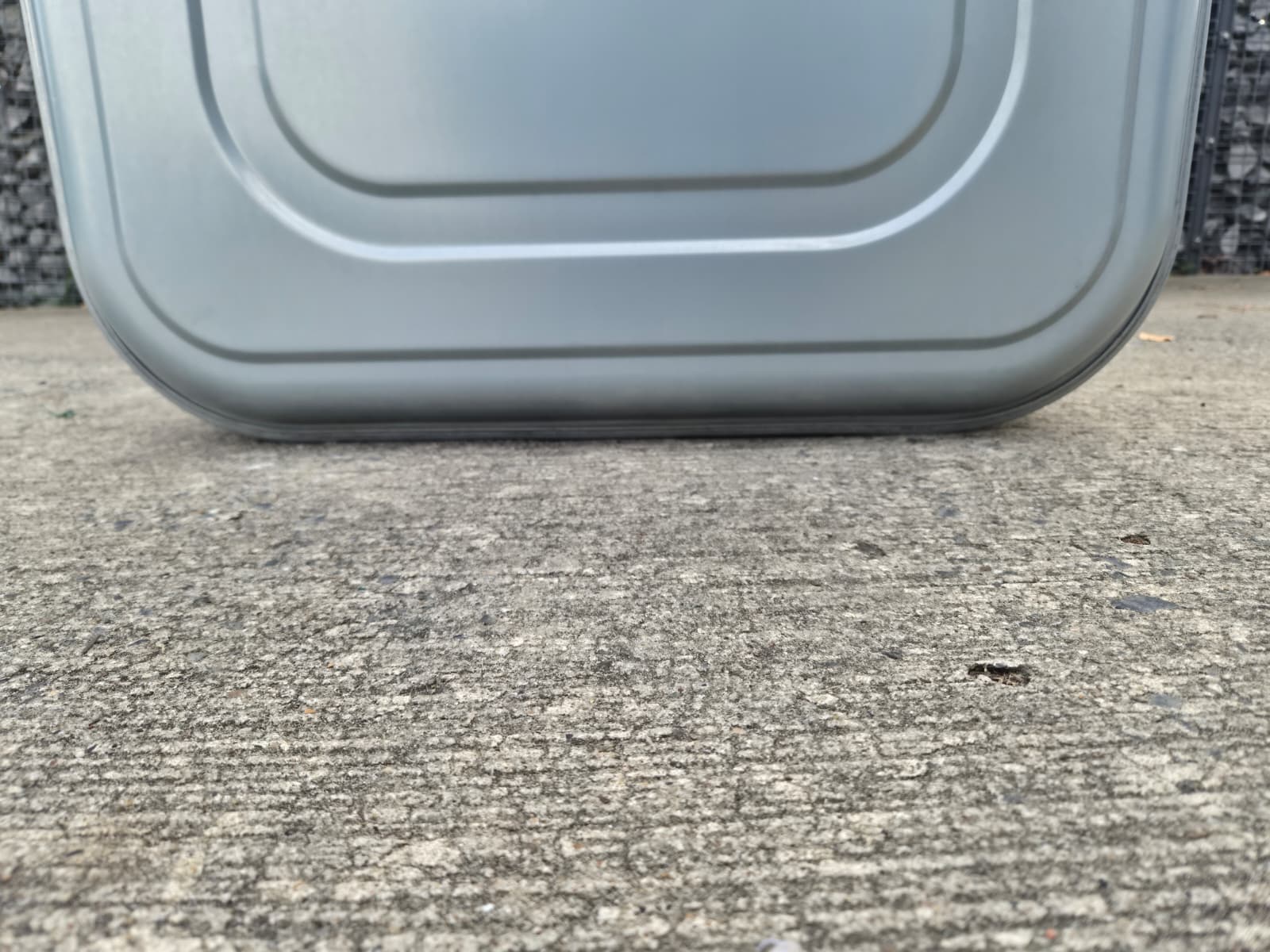 Détail d'angle à l'avant de la cuve à mazout galvanisée 1500 litres