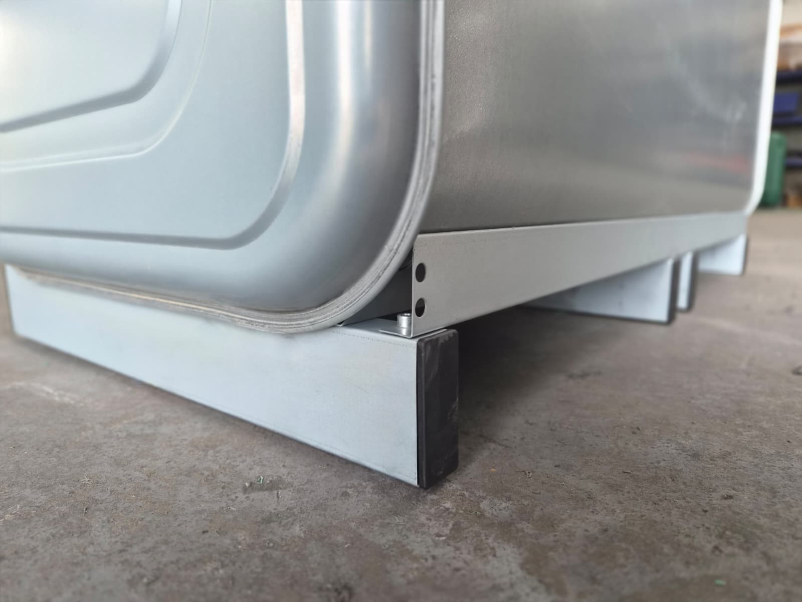 cuve-a-mazout-galvanisee-1500l-pied-acier-angle-oblique