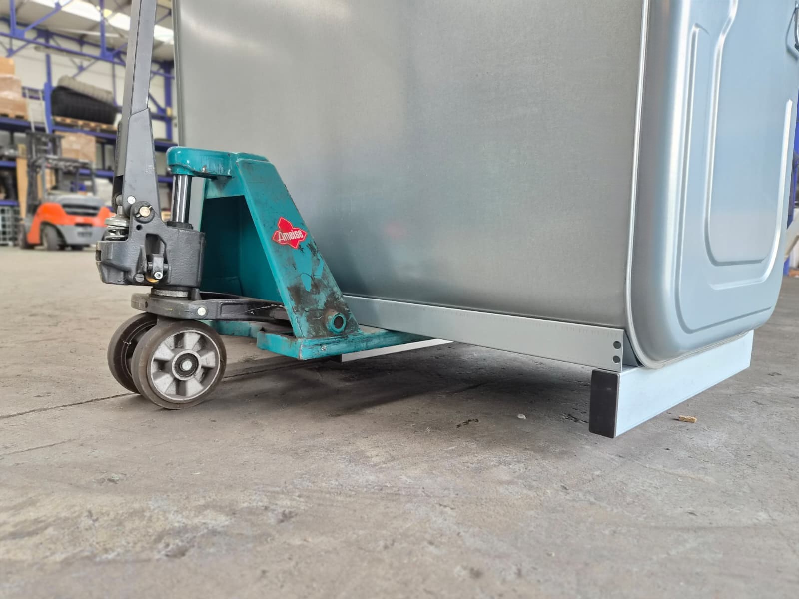 cuve-a-mazout-galvanisee-1500l-transpalette-pied-acier-detail