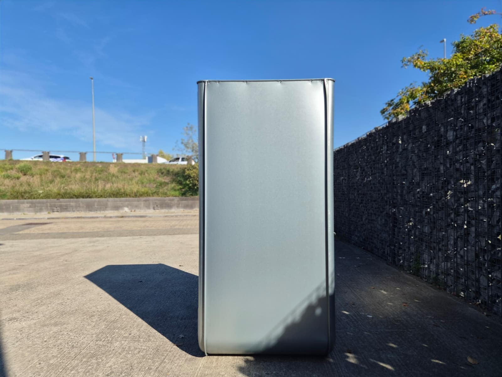 Arrière de la cuve à mazout galvanisée 620 litres installée à l'extérieur