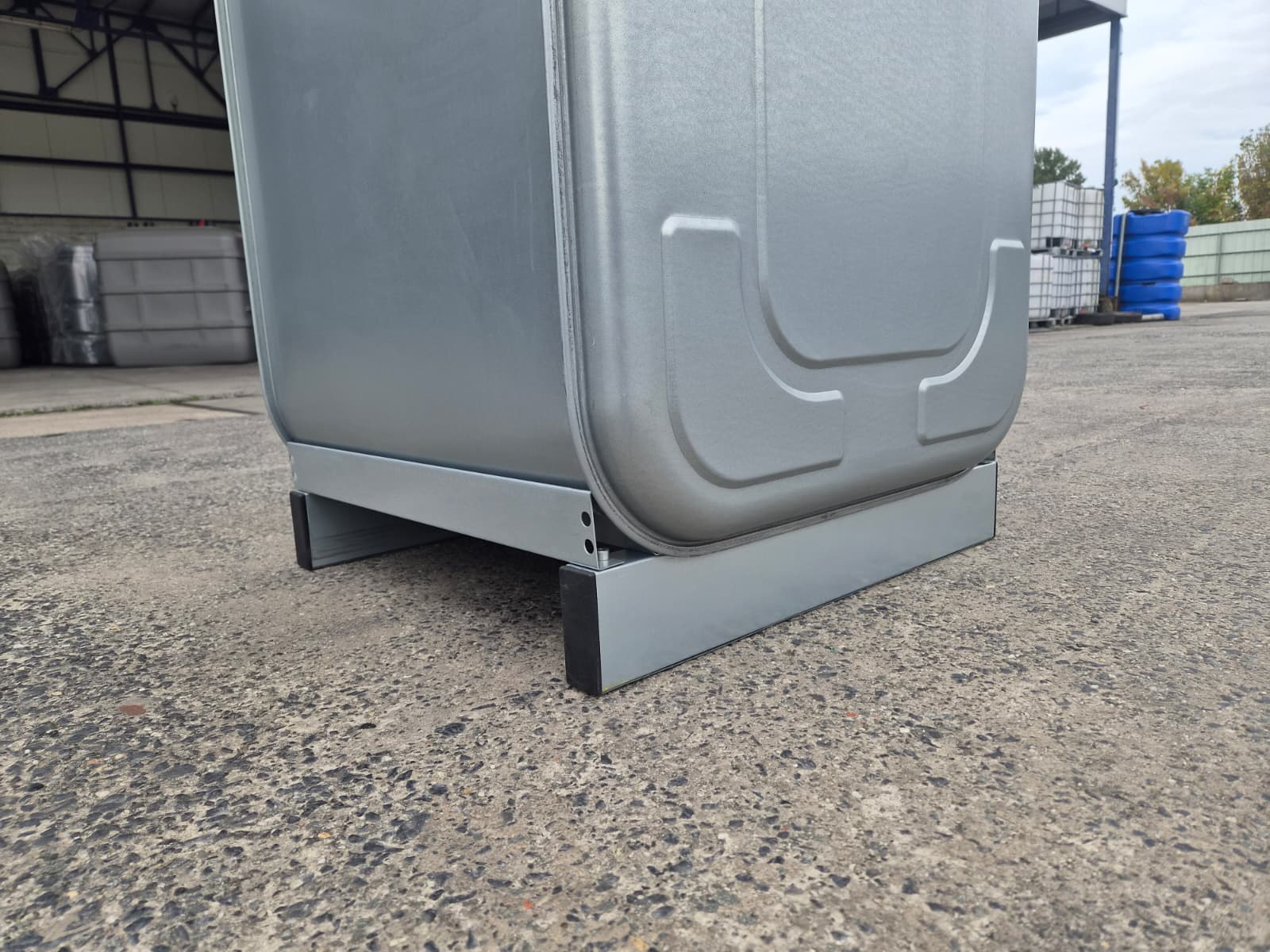 Pied en acier de la cuve à mazout galvanisée 620 litres avec pompe, vue oblique