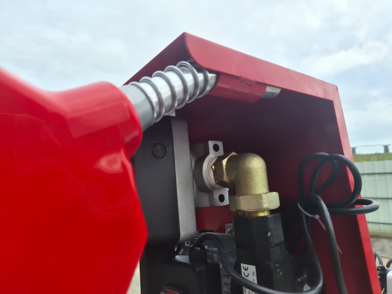 Détail du pistolet de la pompe sur la cuve à mazout galvanisée 620 litres