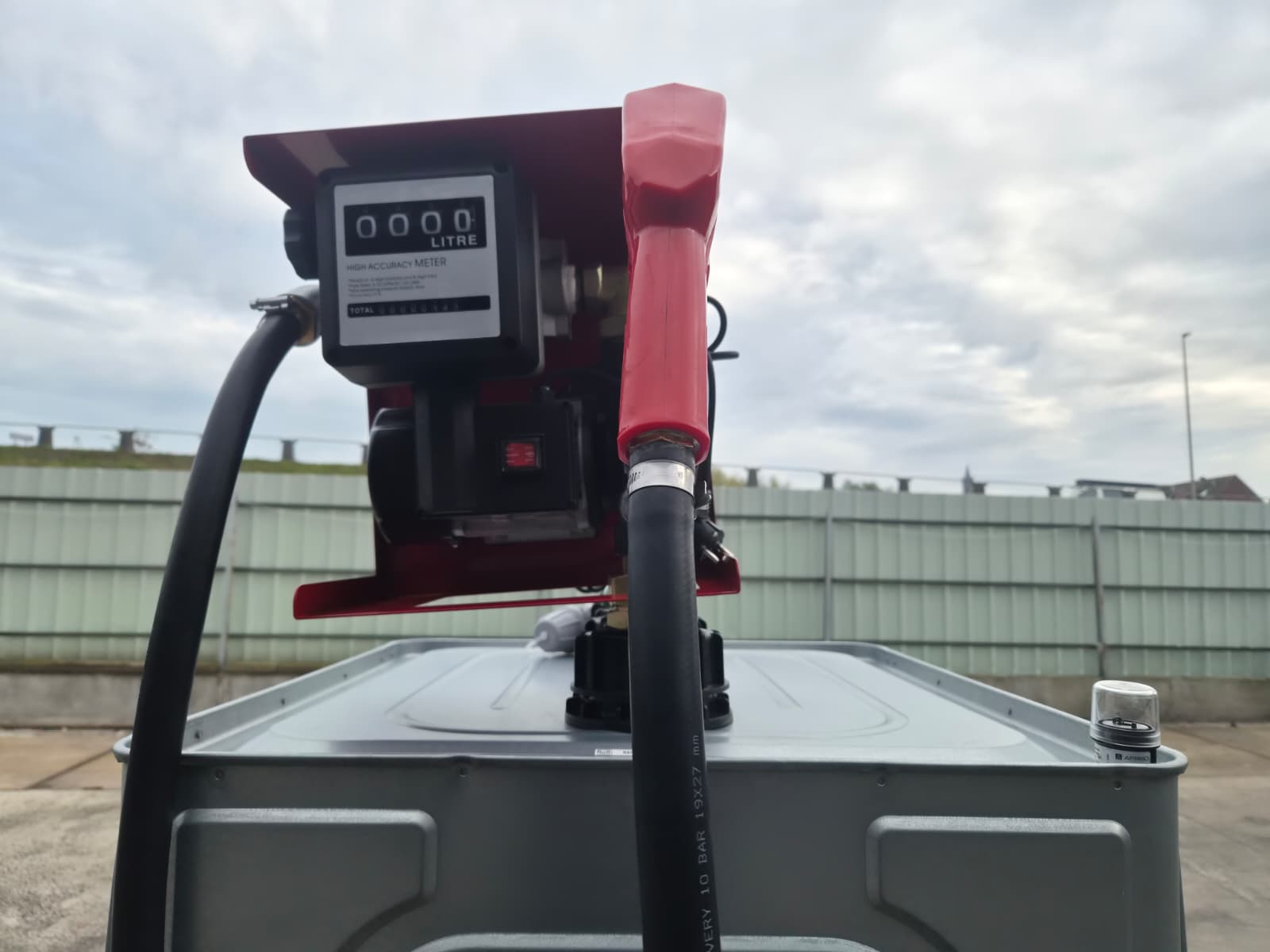 Pompe vue de côté sur la cuve à mazout galvanisée 620 litres