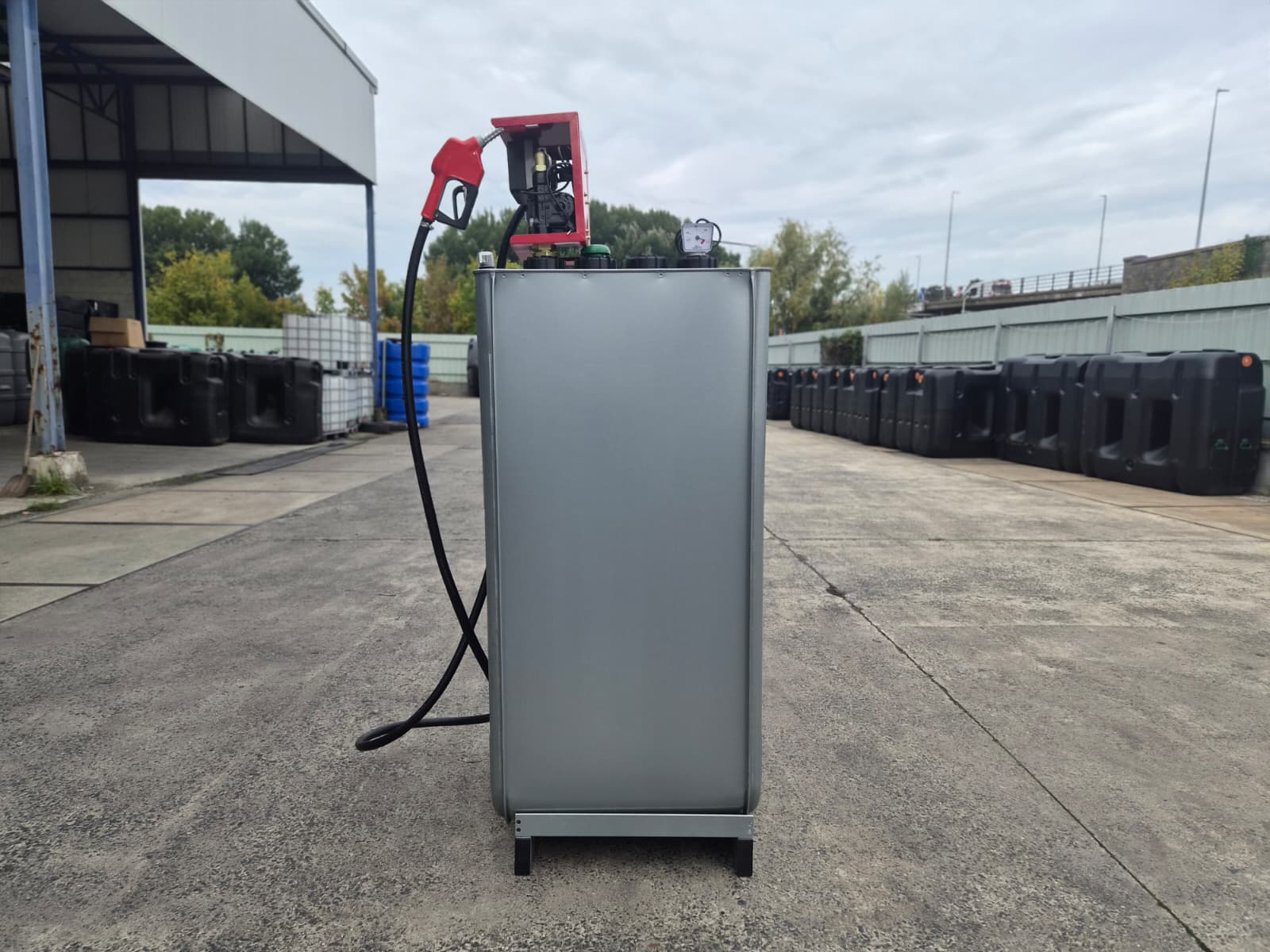 Cuve à mazout galvanisée 620 litres avec pompe, vue latérale