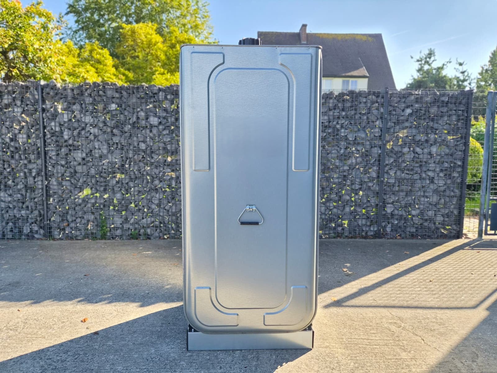 Face avant de la cuve à mazout galvanisée 620 litres sur pied en acier