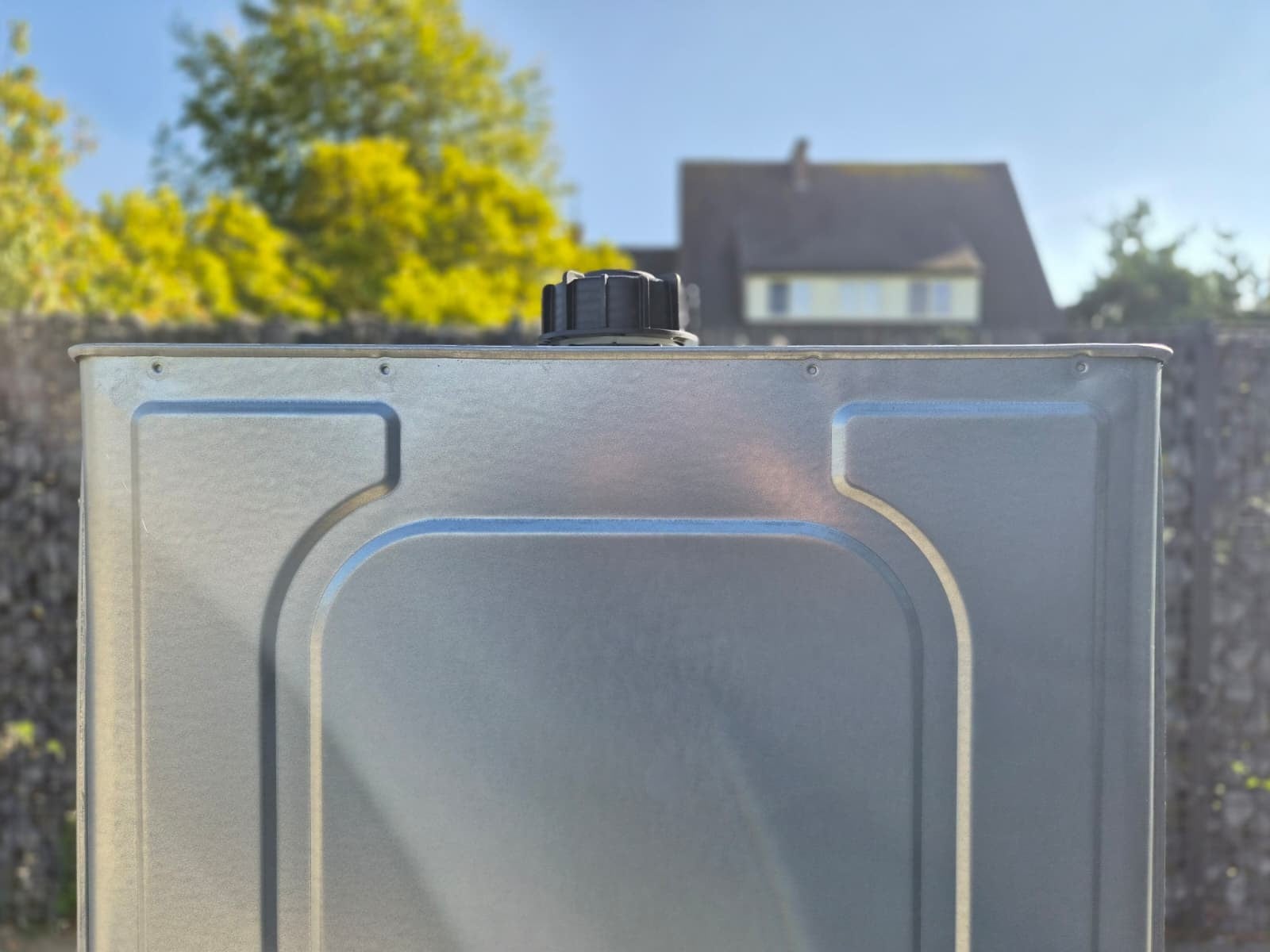 Détail du dessus à l'avant de la cuve à mazout galvanisée 620 litres