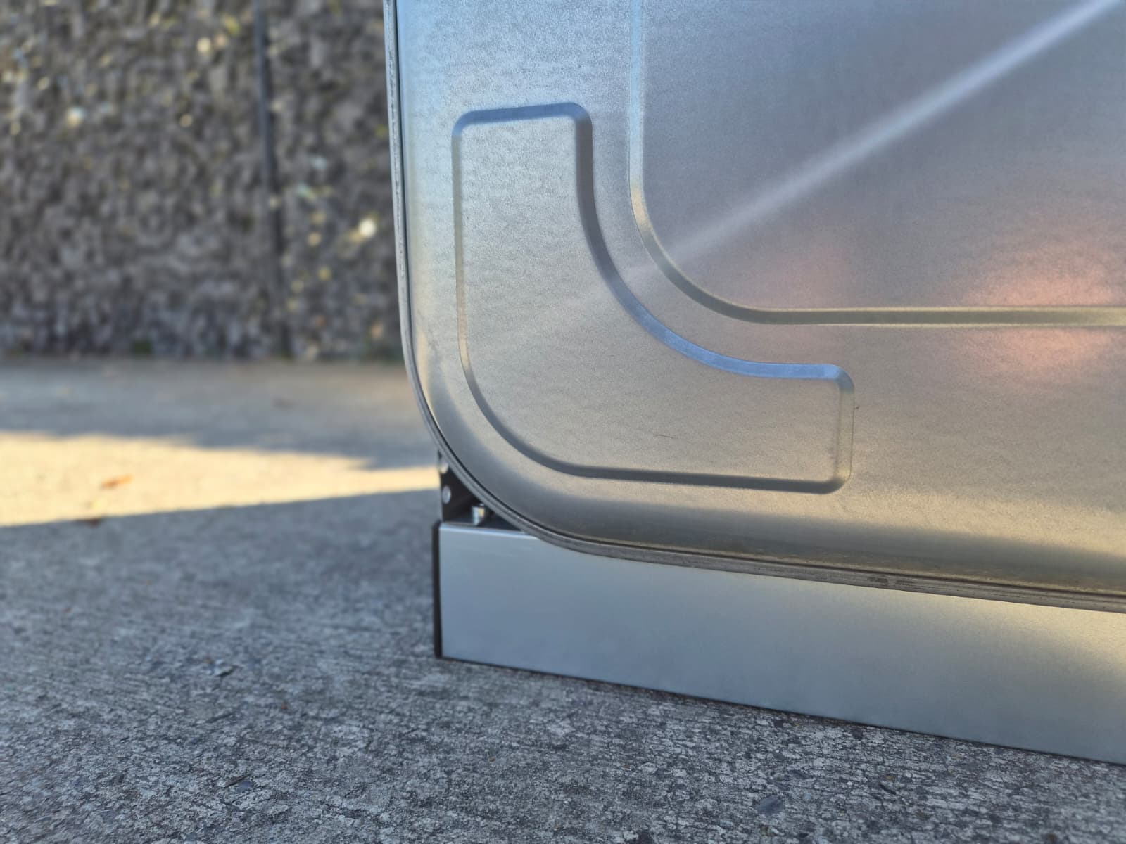 Détail d'angle du pied en acier de la cuve à mazout galvanisée 620 litres