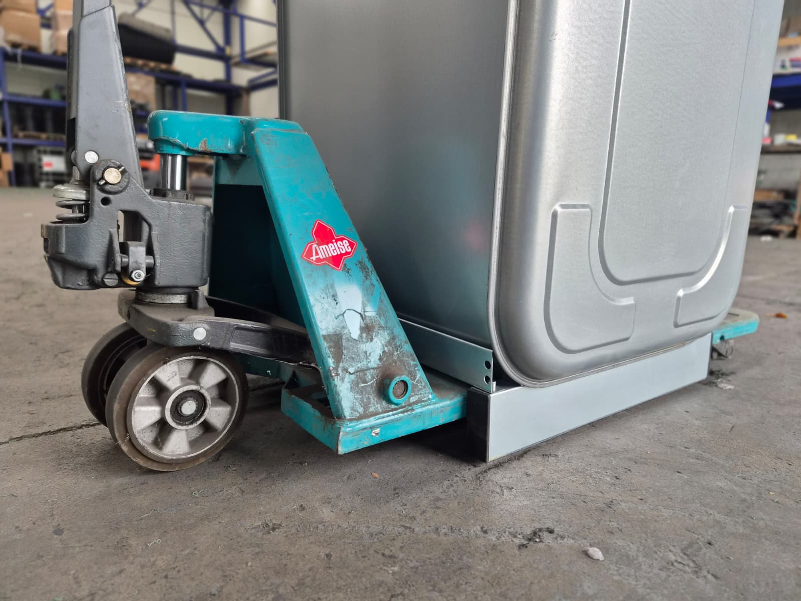 cuve-a-mazout-galvanisee-620l-transpalette-pied-acier-detail
