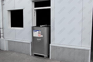 Cuve étroite portée à travers une porte